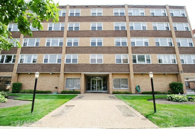 Property Photo:  720 Oakton Street 3B  IL 60202 