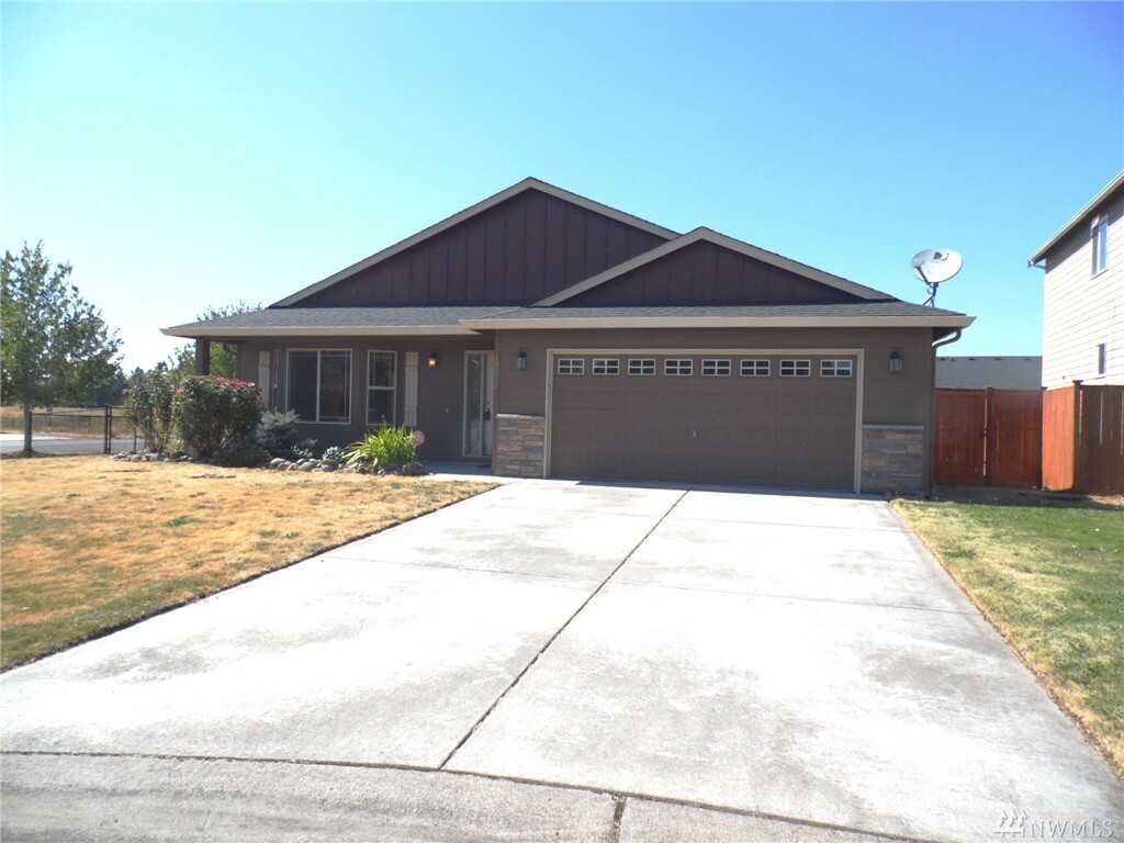 Property Photo: 10041 Cochrane Ave E WA 98597