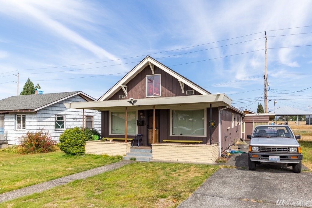 Property Photo: 1709 Walnut St WA 98201