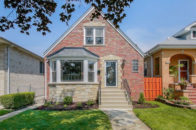 Property Photo:  5326 W Wolfram Street  IL 60641 