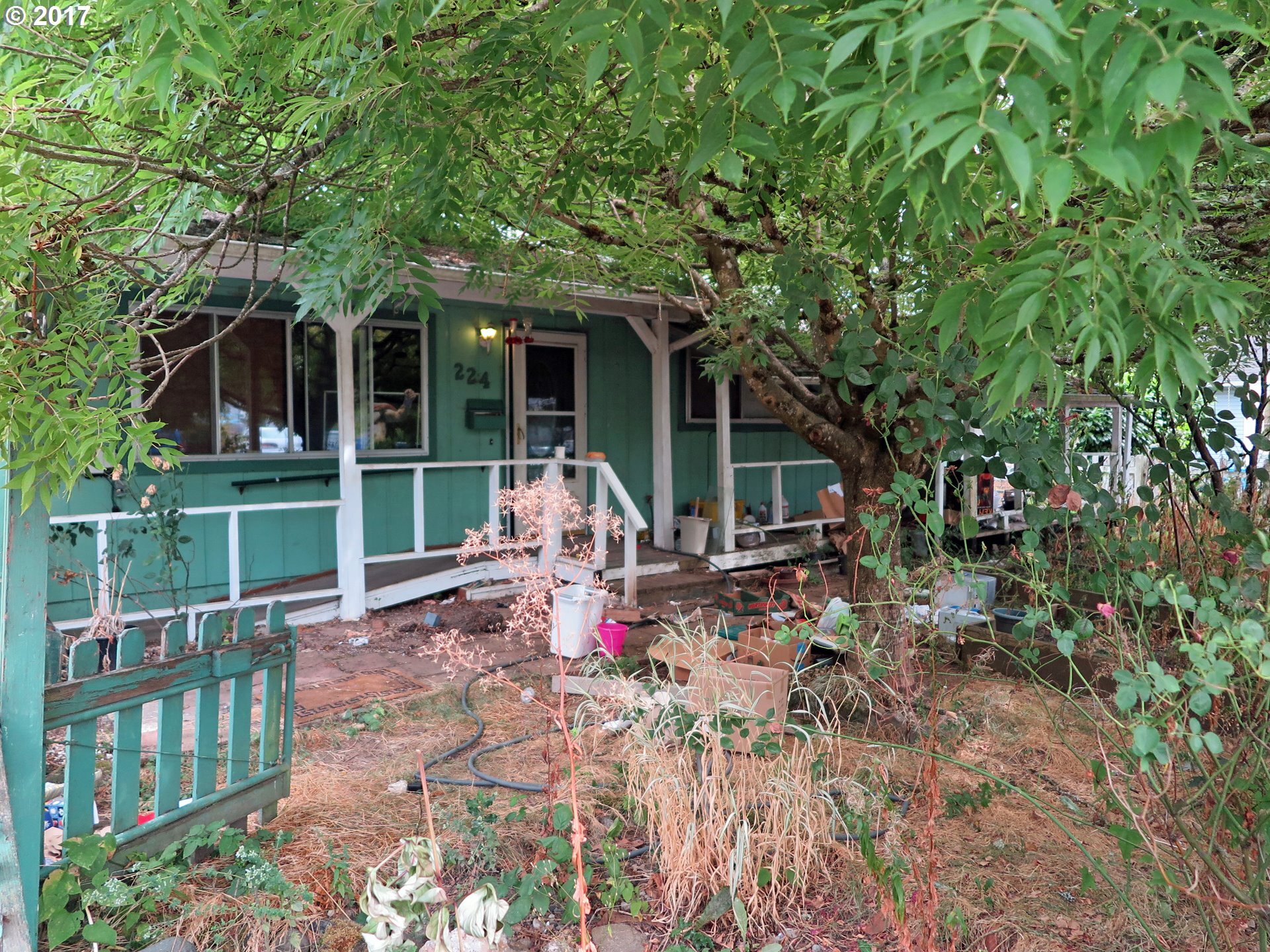 Property Photo: 224 SE 88th Ave OR 97216