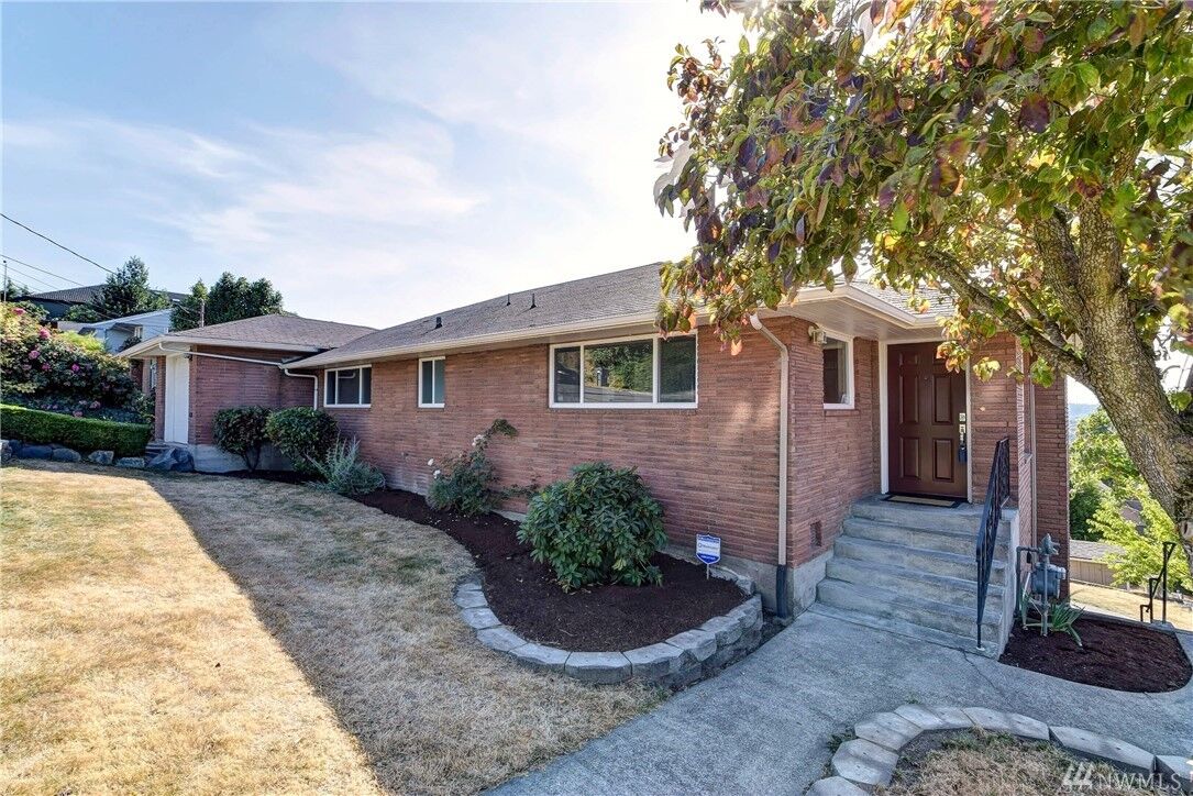 Property Photo:  509 Renton Ave S  WA 98057 