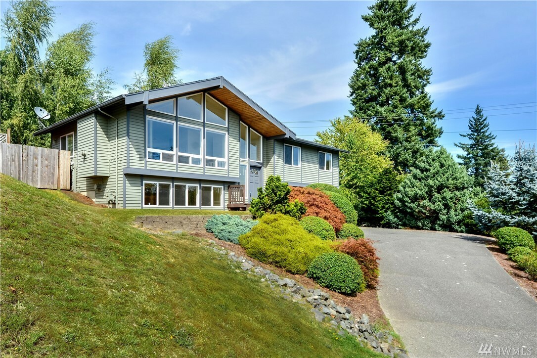 Property Photo:  402 9th St  WA 98290 