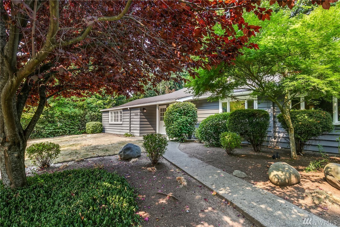 Property Photo:  10424 NE 17th St  WA 98004 