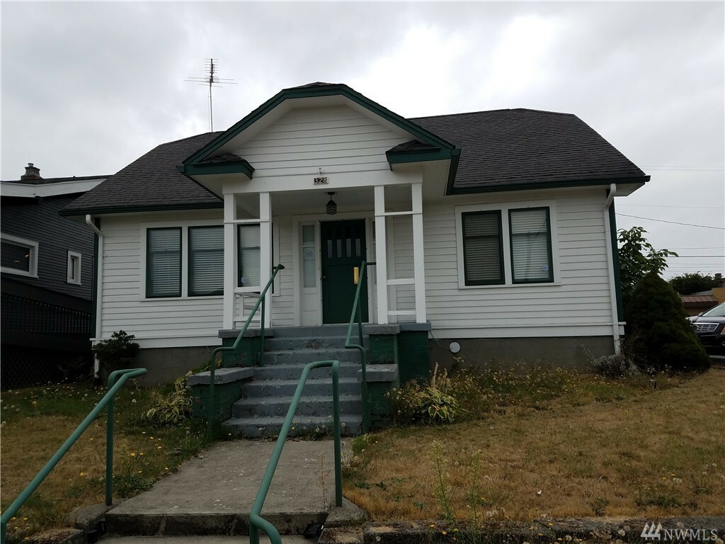 Property Photo:  328 1st St NE  WA 98002 