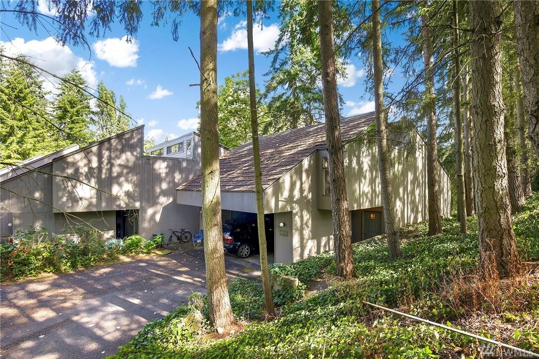 Property Photo: 13835 NE 69th St 677 WA 98052