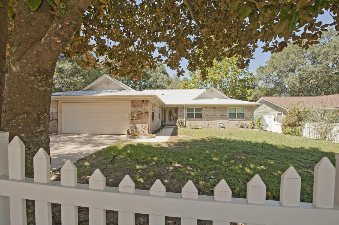 Property Photo: 11 Jonathan Circle FL 32578