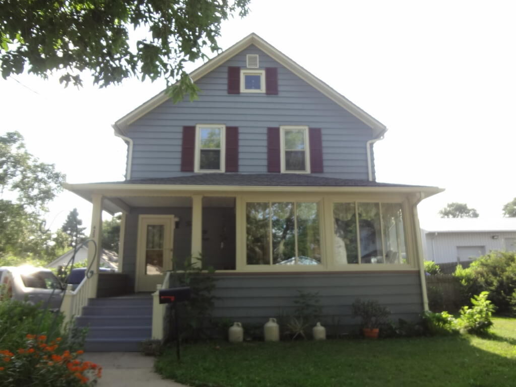 Property Photo:  423 Roosevelt St  WI 53538 
