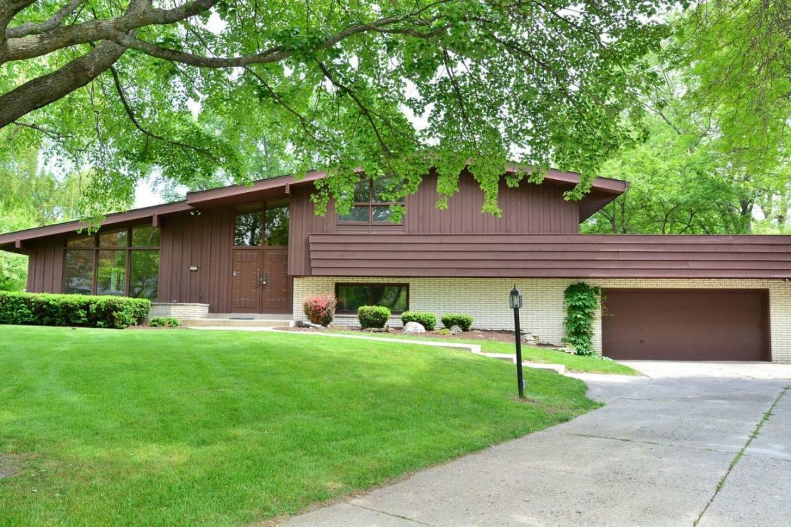 Property Photo:  8696 N Seneca Ct  WI 53217 
