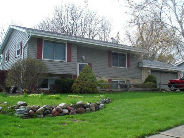 Property Photo: 1722 Woodridge Rd WI 53095-5036
