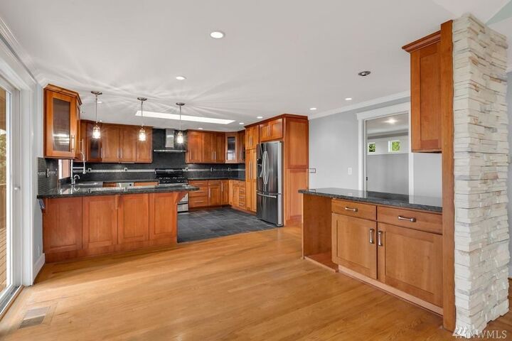 Property Photo: 1601 1st St WA 98033