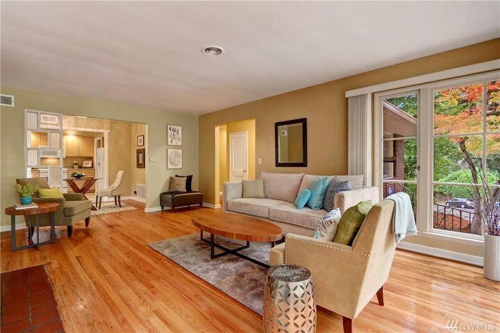 Property Photo: 3303 E Madison St WA 98112