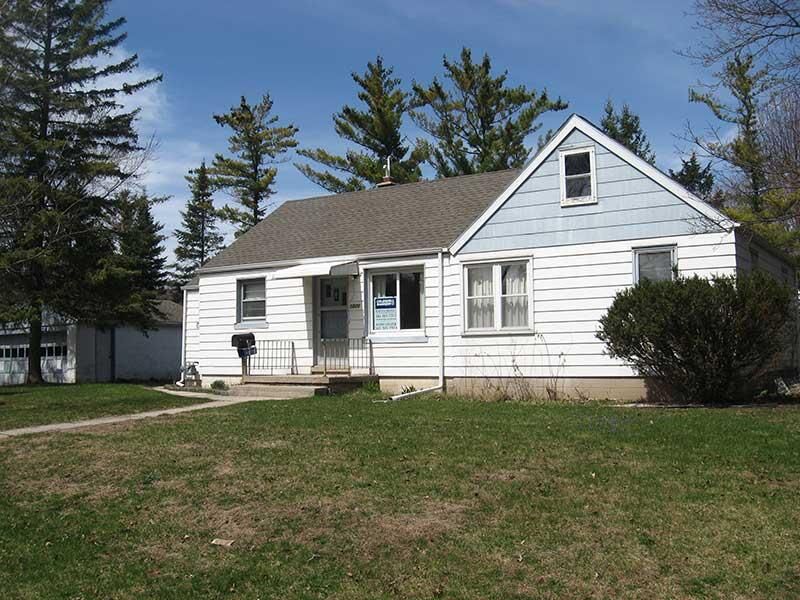 Property Photo: 1220 Angela Ct WI 53090-1768