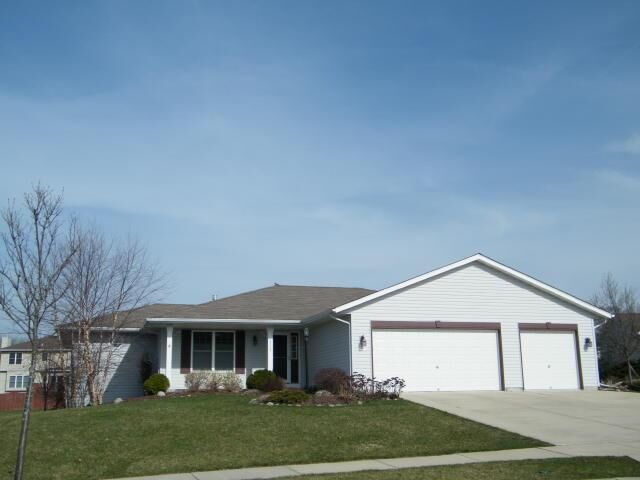 Property Photo:  2309 Tamarack Ct  WI 53188 