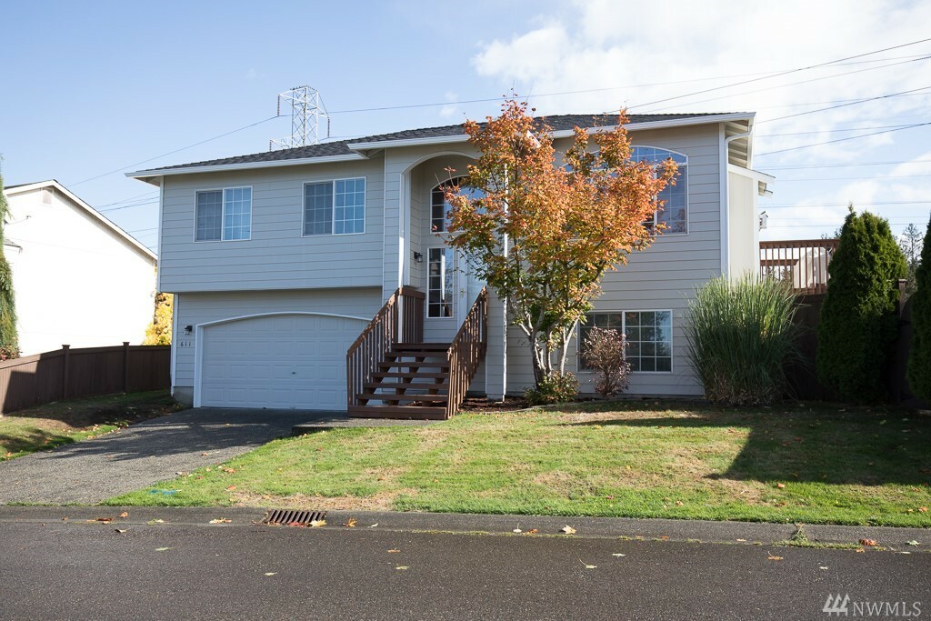 Property Photo:  611 87th Dr SE  WA 98258 