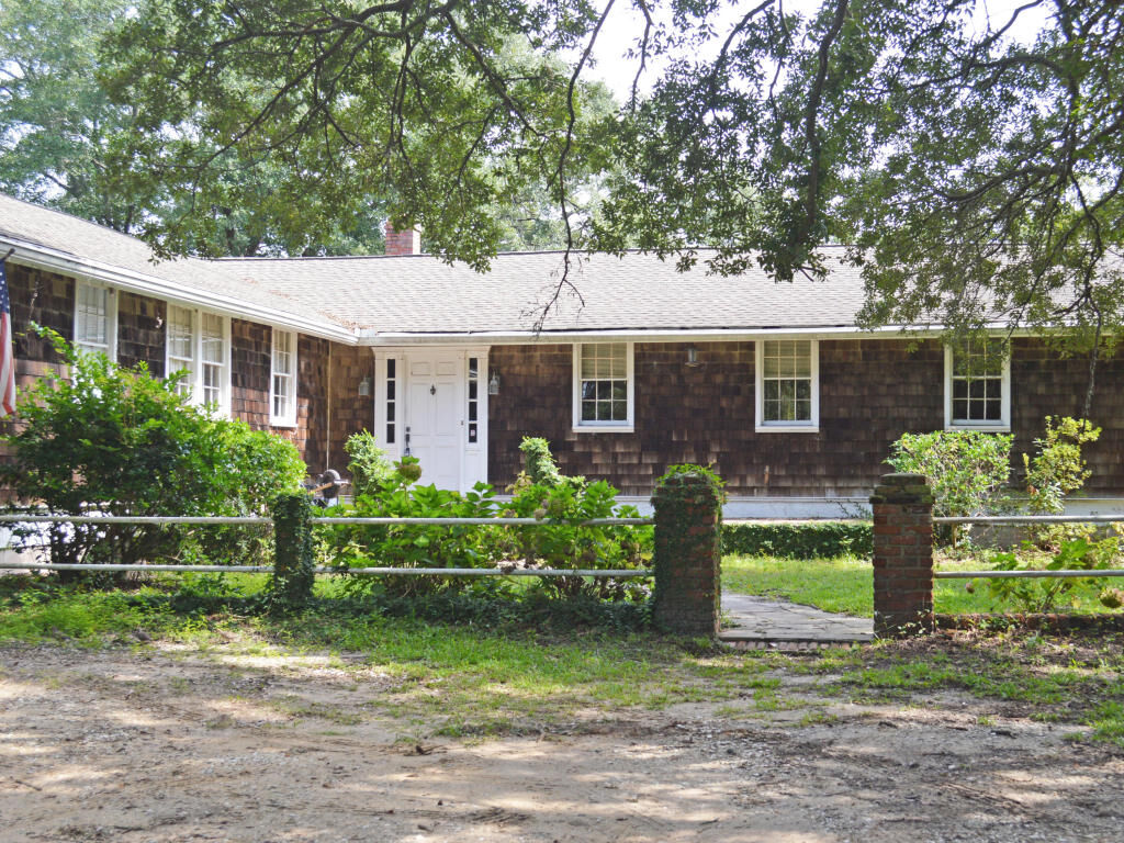 Property Photo:  4 Albemarle Road  SC 29407 
