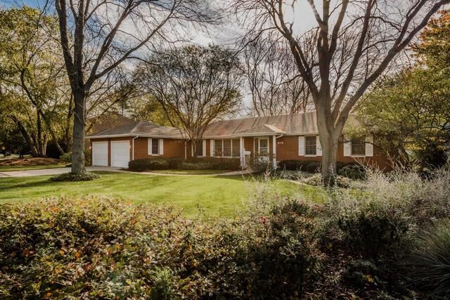Property Photo:  1905 Jamestown Lane  IL 60123 