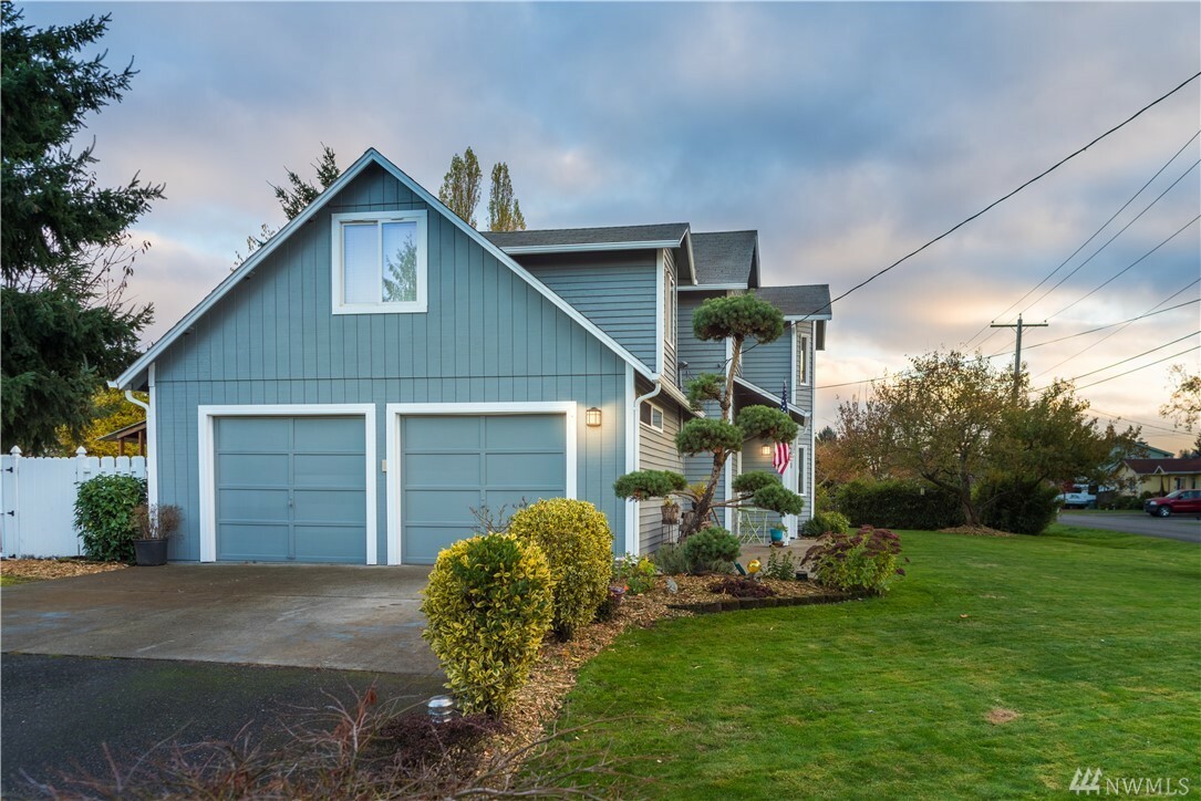 Property Photo:  614 Celery Ave  WA 98001 