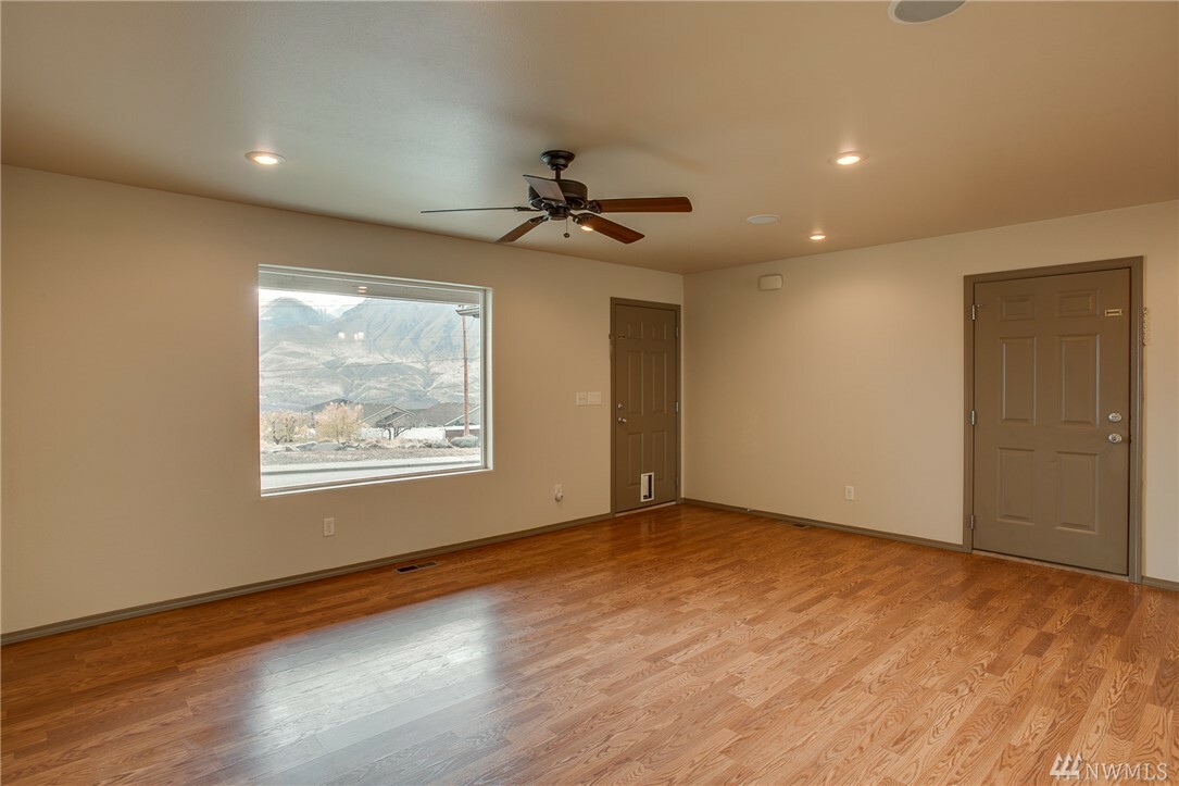 Property Photo: 1185 SE Juno St WA 98802