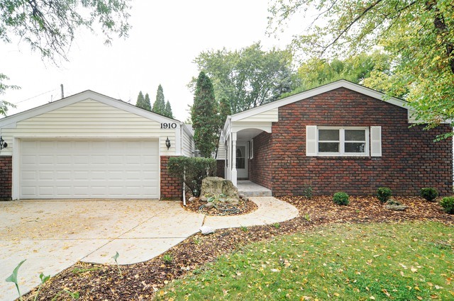 Property Photo:  1910 Verde Drive  IL 60004 