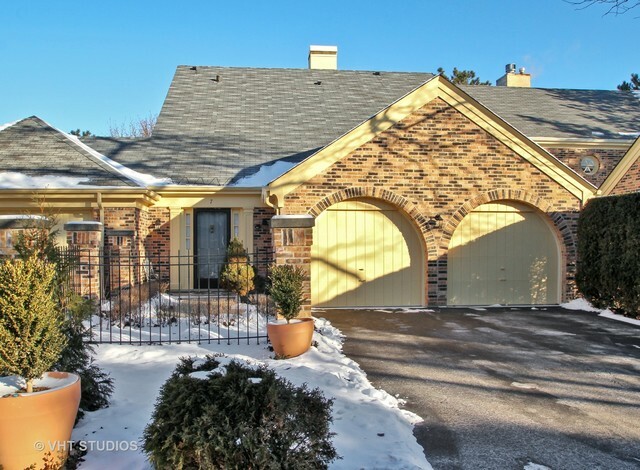 Property Photo:  7 The Ct. Of Chapel Wood Court  IL 60062 