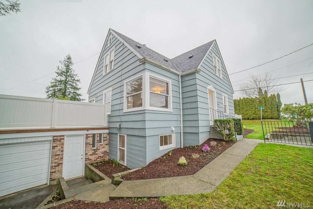 Property Photo: 1102 E 56th St WA 98404