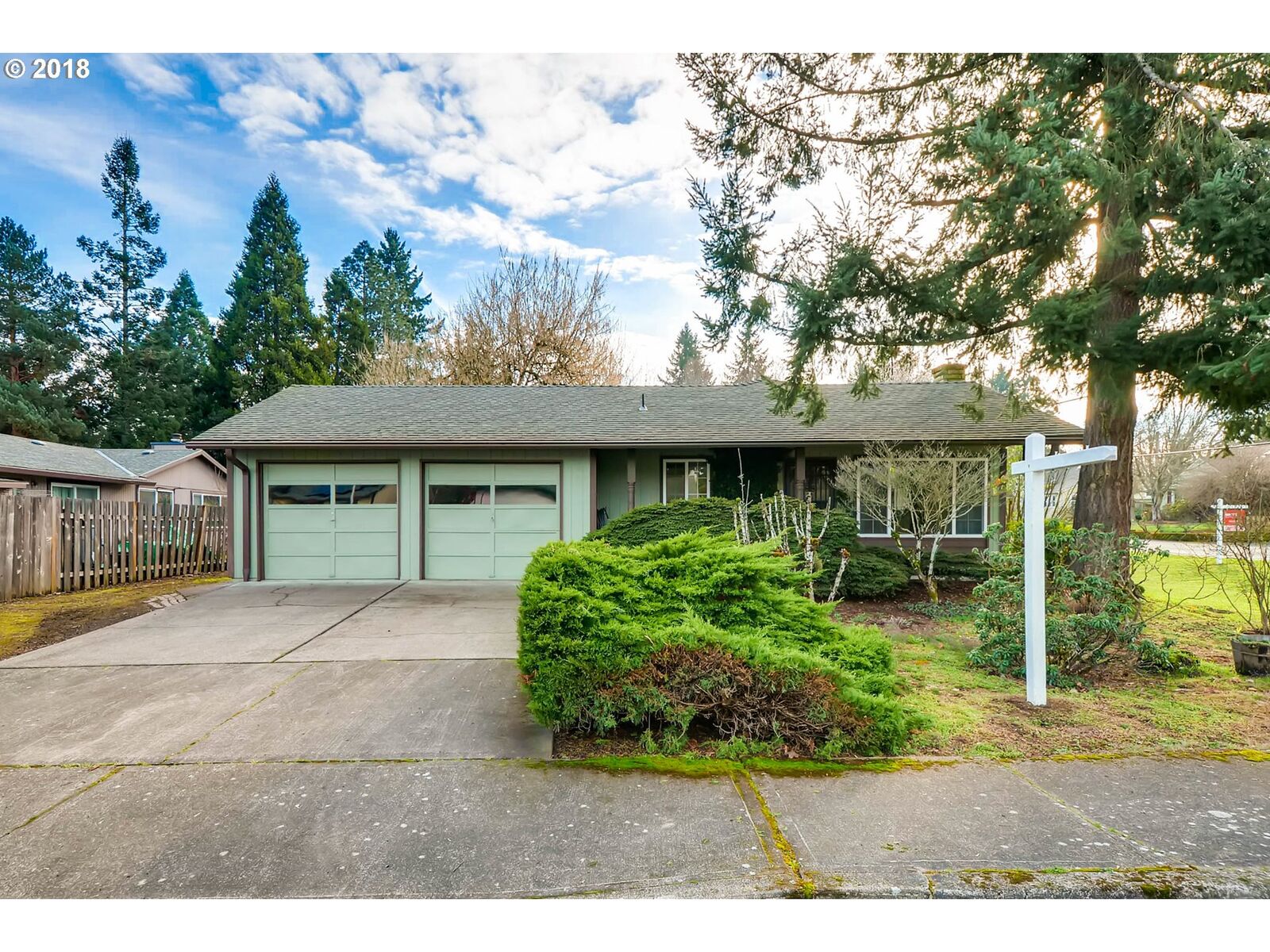 Property Photo:  324 NW Dale St  OR 97124 