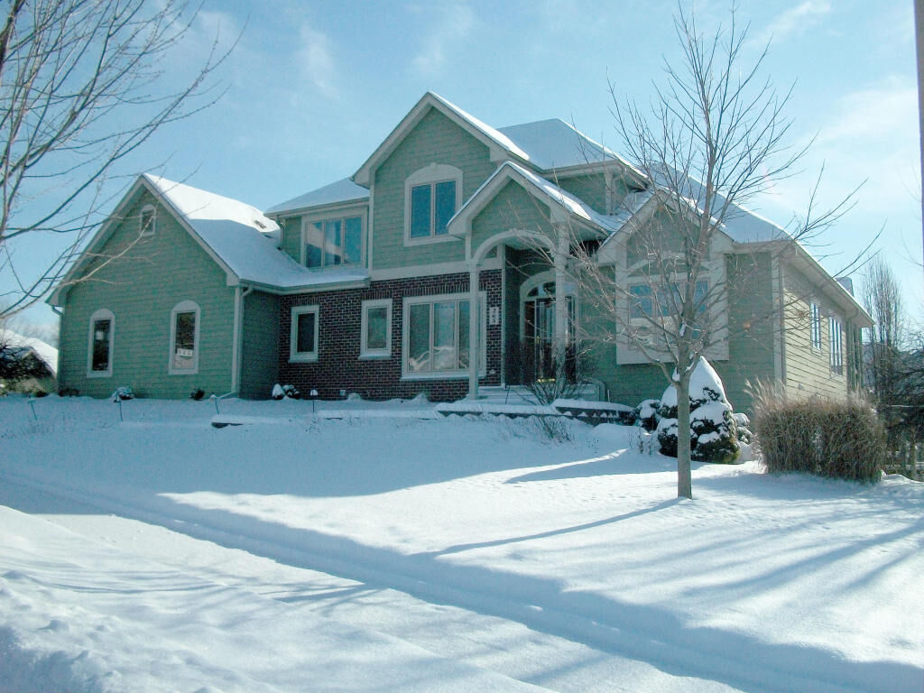 Property Photo:  265 Upper Woodford Cir  WI 53090 