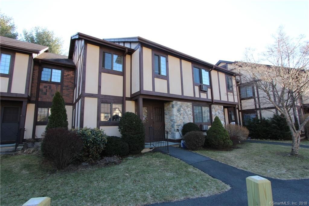 Property Photo:  106 Foxwood Close 106  CT 06461 