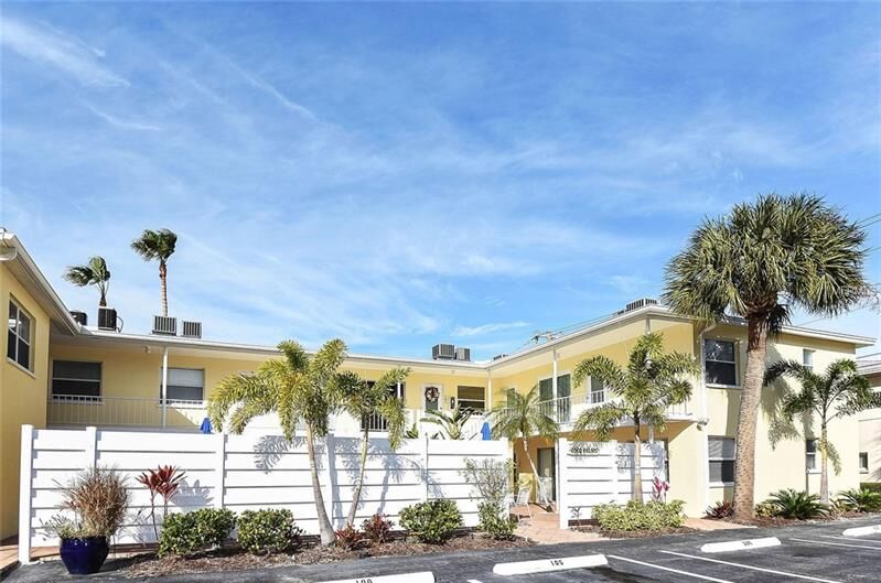 Property Photo:  700 W Venice Avenue 206  FL 34285 