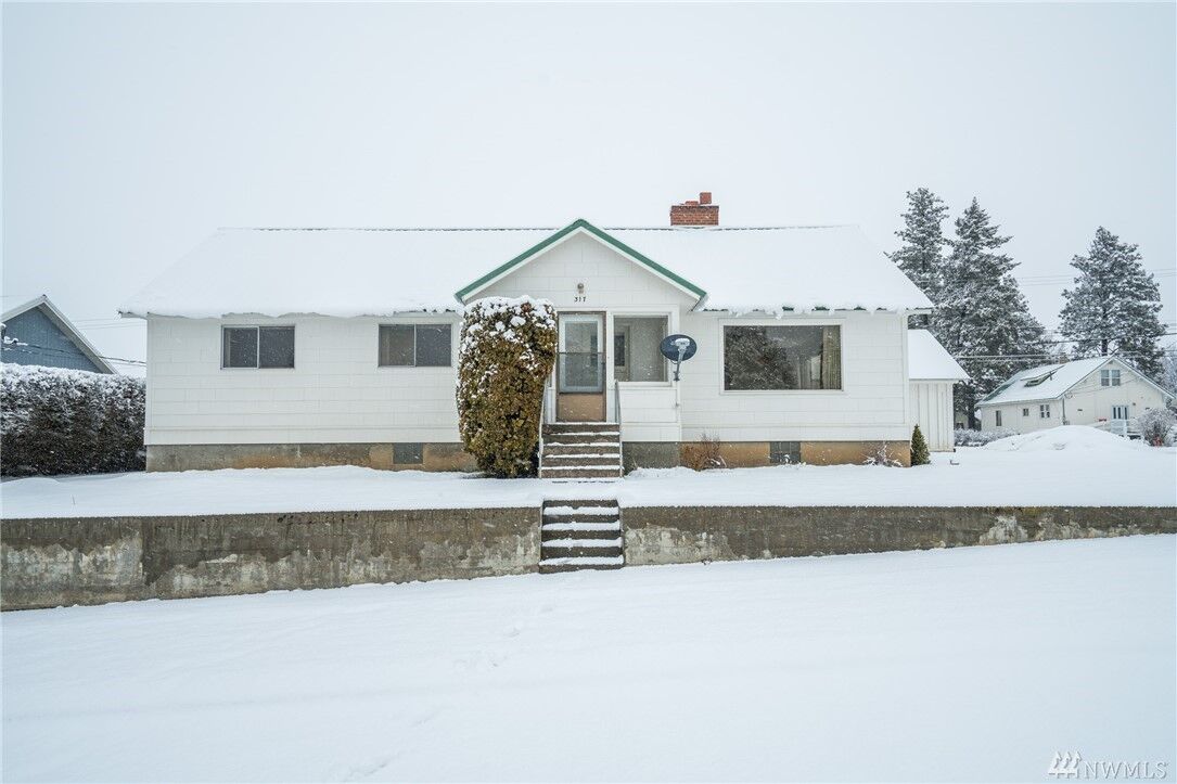 Property Photo:  317 E Ash  WA 98858 