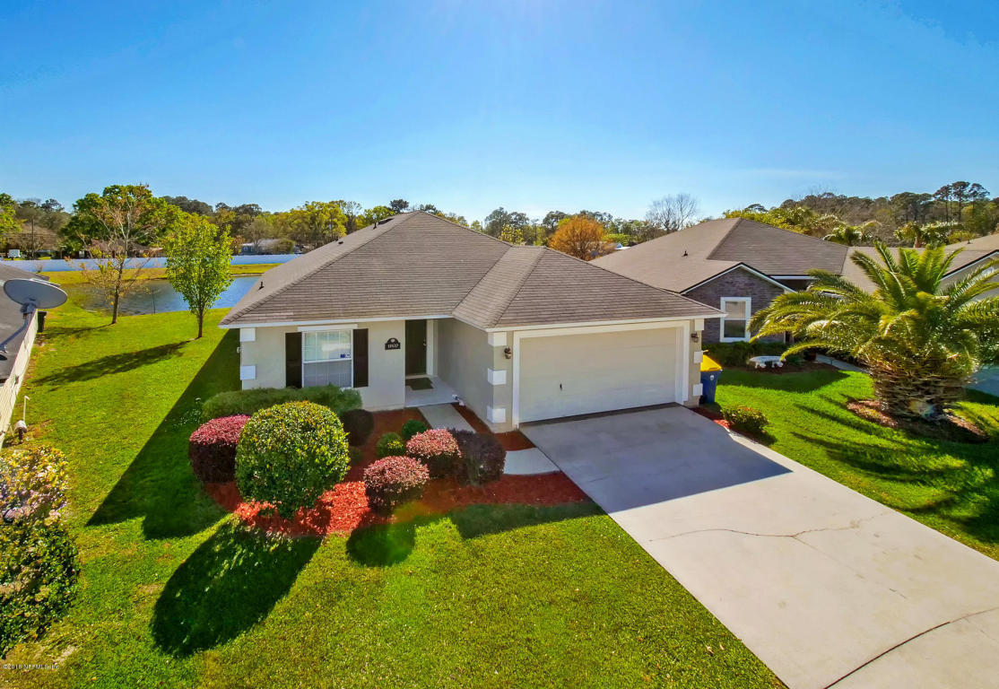Property Photo: 11820 Hayden Lakes Circle FL 32218