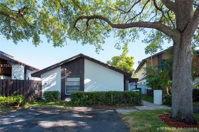 Property Photo:  1681 E Sandpiper Cir  FL 33026 