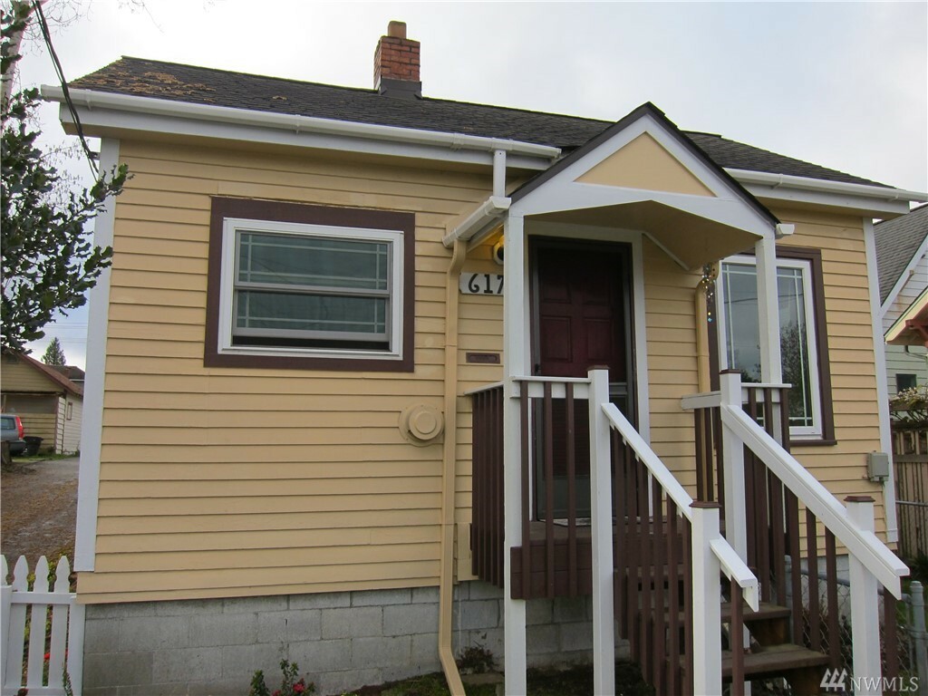 Property Photo:  617 12th St  WA 98337 