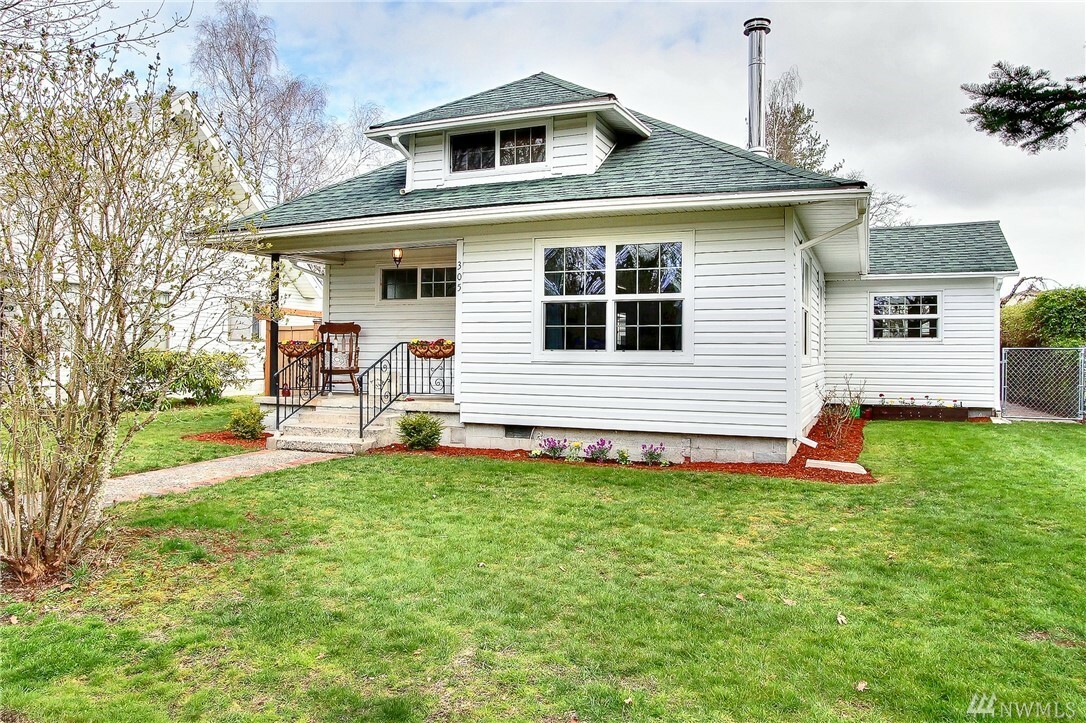 Property Photo:  305 Brandywine Ave  WA 98327 