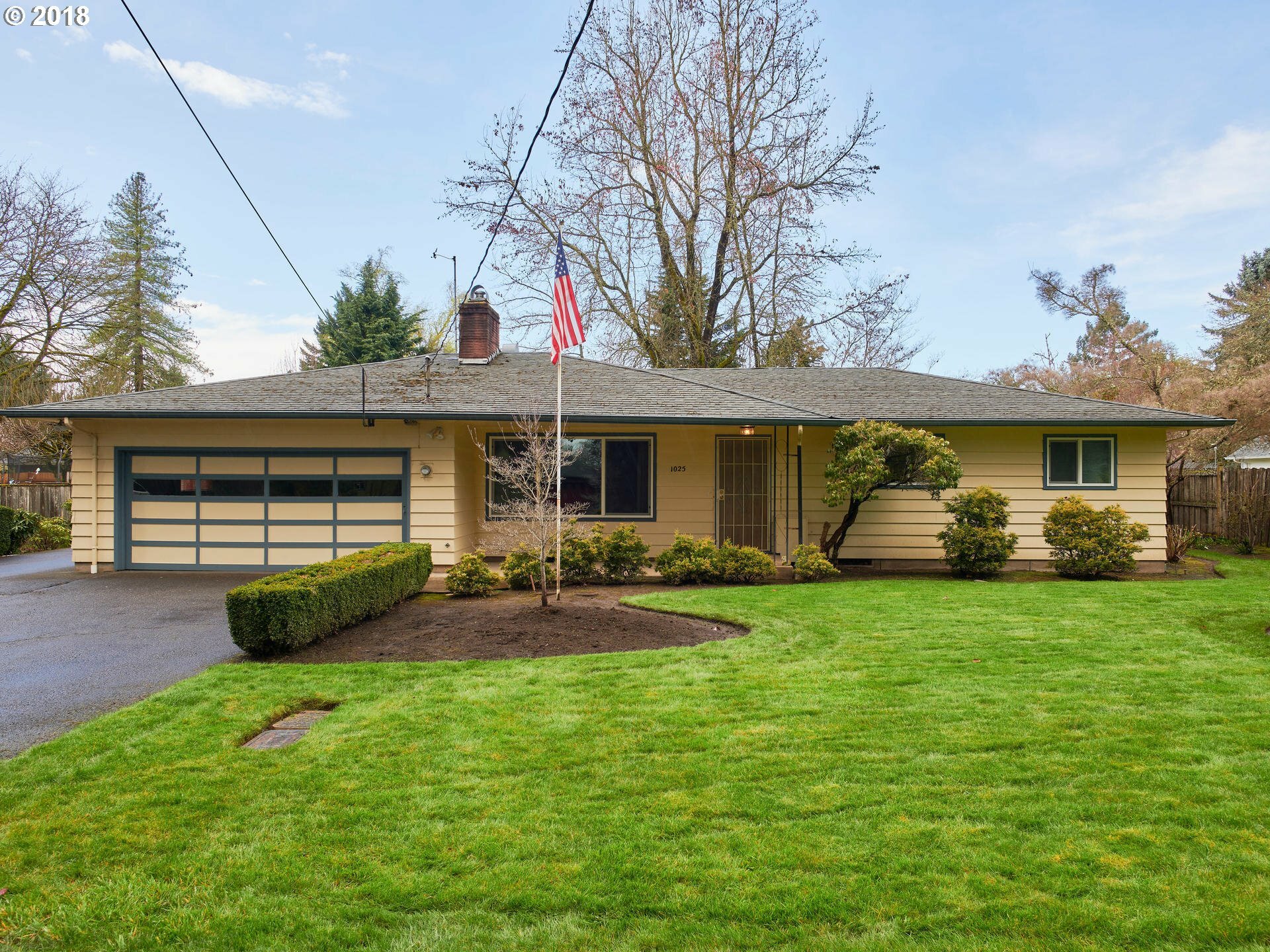 Property Photo:  1025 SE 7th Ave  OR 97123 