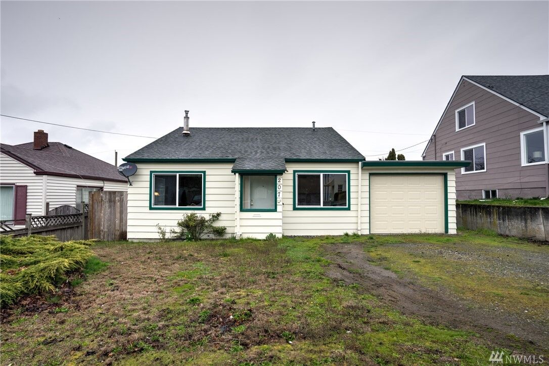 Property Photo: 207 E Cedar St WA 98273
