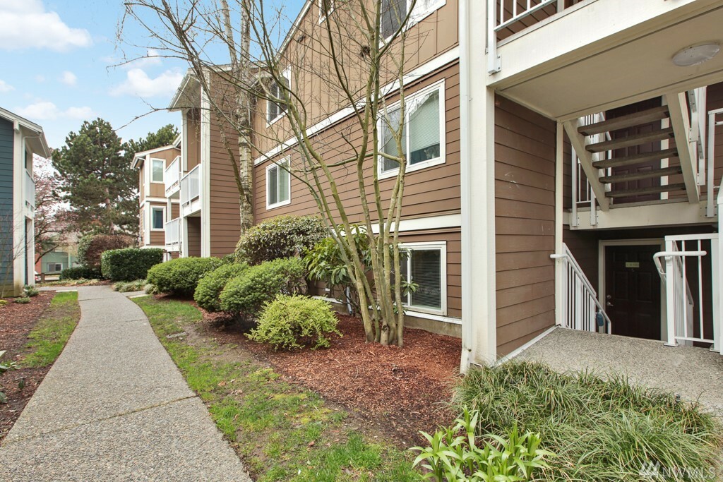 Property Photo:  300 N 130th St 8103  WA 98133 