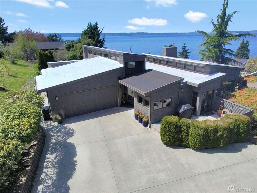 Property Photo:  1210 Madrona Ave  WA 98203 