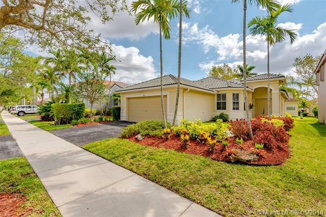 Property Photo: 1877 Aspen Ln FL 33327