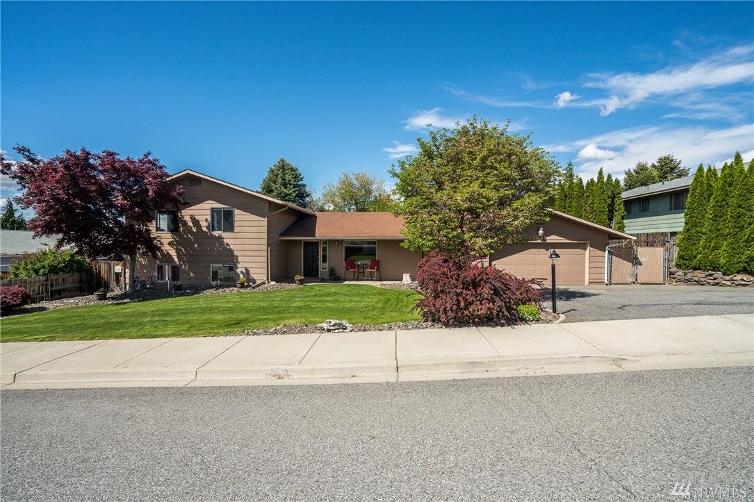 Property Photo:  1211 SE 3rd St  WA 98802