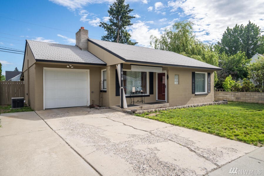 Property Photo:  1018 Lindy St  WA 98801 