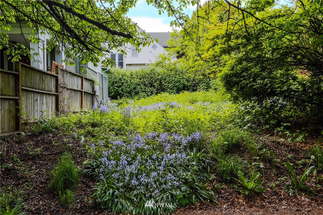 Property Photo:  705 20th Avenue  WA 98122 