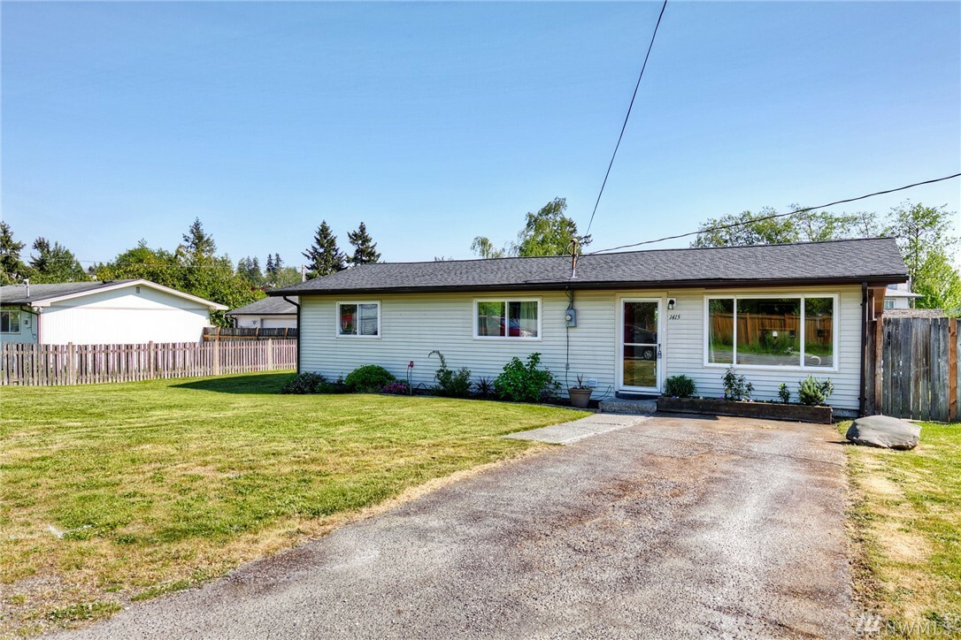 Property Photo: 1415 S 248th WA 98198
