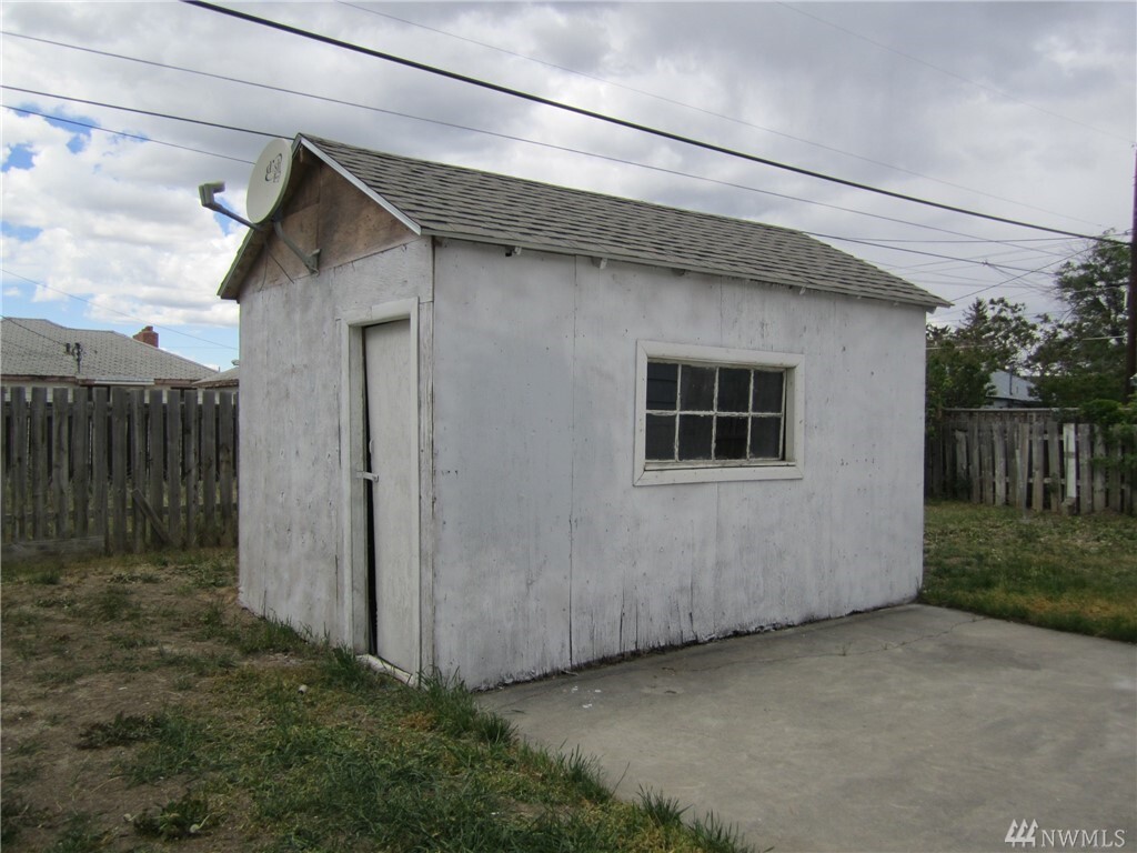 Property Photo: 17 F St SE WA 98823