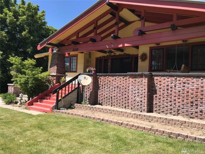 Property Photo:  409 E Locust St  WA 98858 