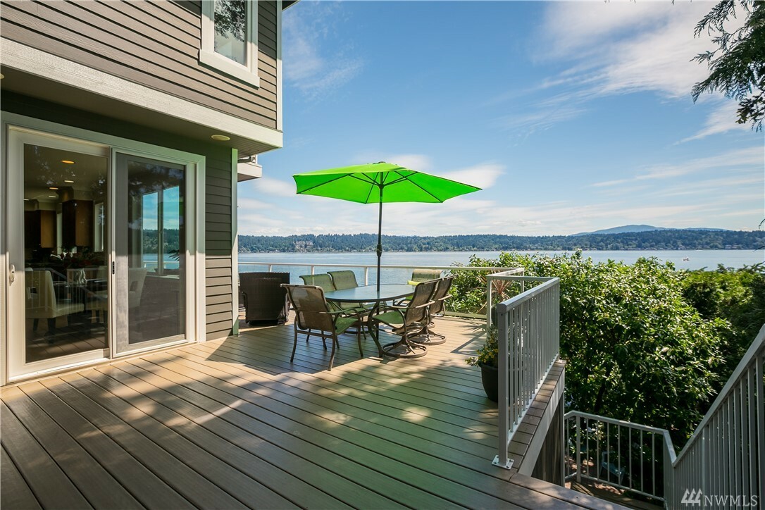 Property Photo:  668 Lake Sammamish Lane NE  WA 98008 