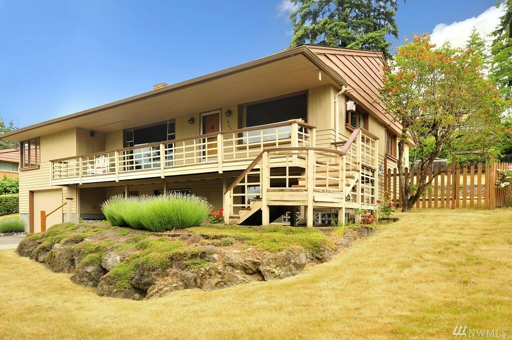 9520 Lake Washington Blvd NE  Bellevue WA 98004 photo