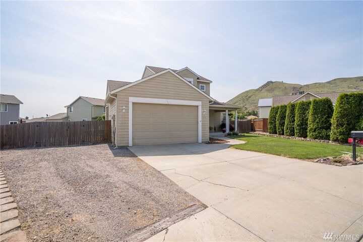 Property Photo:  1519 Willow Place  WA 98801