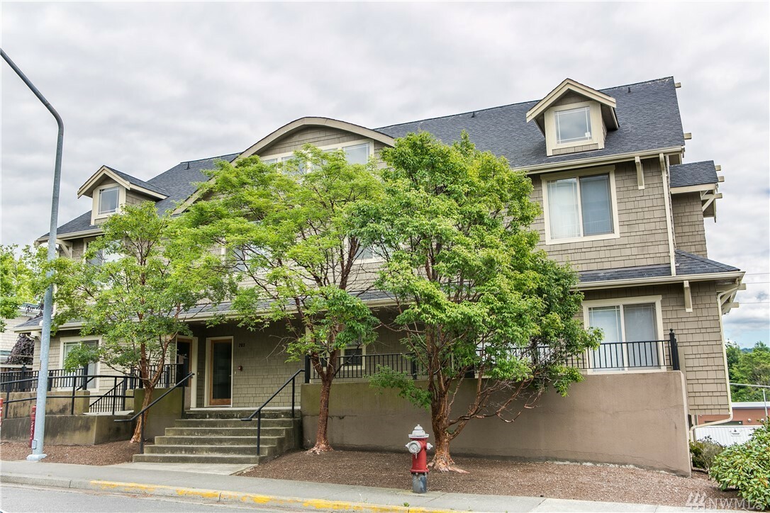 Property Photo: 1600 D St 102 WA 98225
